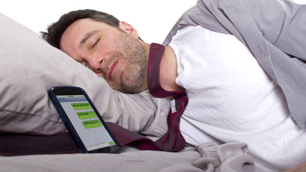 Los peligros de dormir con el móvil o la tableta