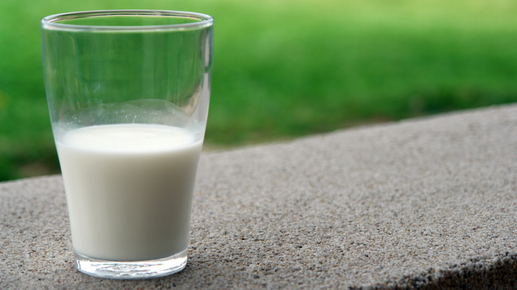 ¿Cuánto aguanta la leche abierta en la nevera?